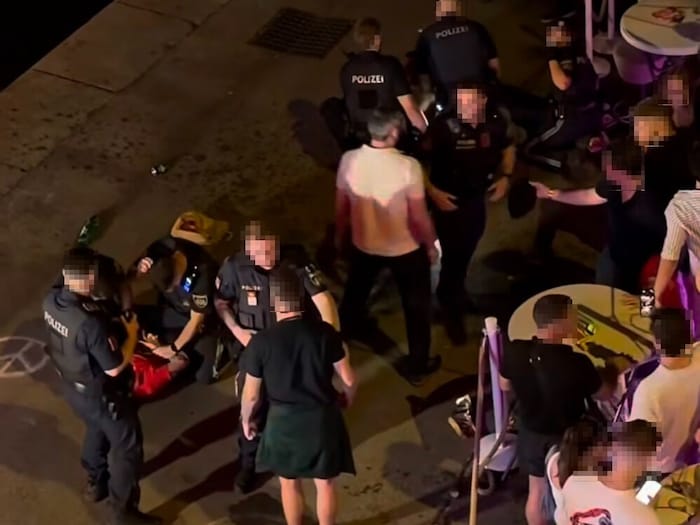 Einsatzkräfte sicherten den Tatverdächtigen (im Bild links) am Boden, während weitere Beamte ...