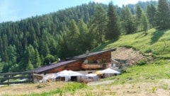 Die Trunahütte steht in wundervollen Bergwiesen.