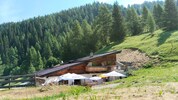 Die Trunahütte steht in wundervollen Bergwiesen.