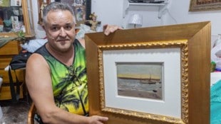 Andrés Hurtado mit dem Gemälde, das er von der Straße mitgenommen hat.