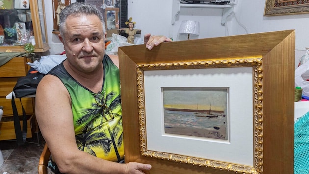 Andrés Hurtado mit dem Gemälde, das er von der Straße mitgenommen hat.