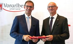 Der Tiroler Landeshauptmann Anton Mattle (r.) reichte den Staffelstab an den Vorarlberger Markus ...