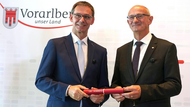 Der Tiroler Landeshauptmann Anton Mattle (r.) reichte den Staffelstab an den Vorarlberger Markus ...