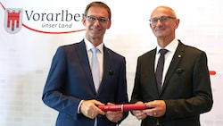 Der Tiroler Landeshauptmann Anton Mattle (r.) reichte den Staffelstab an den Vorarlberger Markus ...