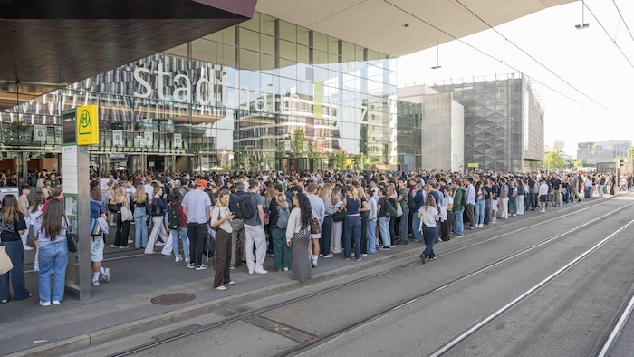 Der Stadthallen-Vorplatz wurde Freitagfrüh zur Wartezone, am Vormittag öffneten sich die Türen. ...
