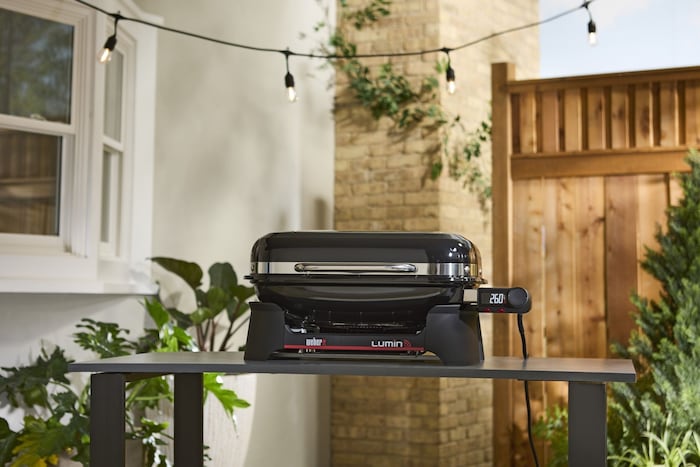 Der Weber LUMIN® Compact Smart verbindet platzsparendes Design mit vielseitigen Grillfunktionen ...