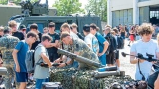 Elf Stationen – von der Erklärung von Abwehrsystemen über Panzerfahren bis zum Tarnschminken: Es ...