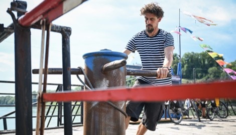 Peter Endres spannt beim Anlegen ein Drahtseil zwischen Schiff und Anlegestelle.