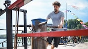 Peter Endres spannt beim Anlegen ein Drahtseil zwischen Schiff und Anlegestelle.