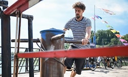 Peter Endres spannt beim Anlegen ein Drahtseil zwischen Schiff und Anlegestelle.