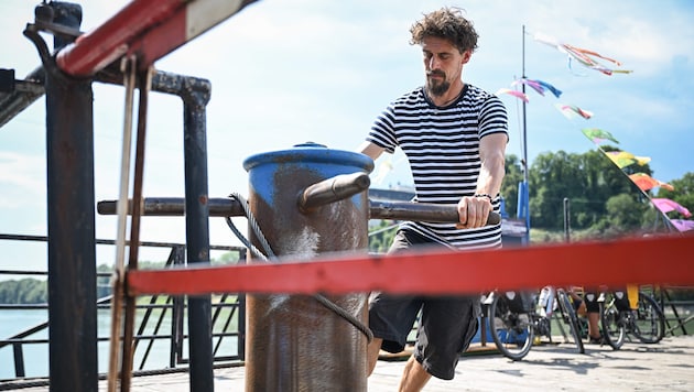 Peter Endres spannt beim Anlegen ein Drahtseil zwischen Schiff und Anlegestelle.