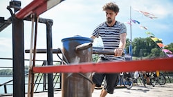 Peter Endres spannt beim Anlegen ein Drahtseil zwischen Schiff und Anlegestelle.