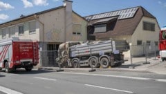Der Lkw krachte in den Friseursalon. Die Inhaberin des Geschäfts hat den Unfall nicht überlebt.