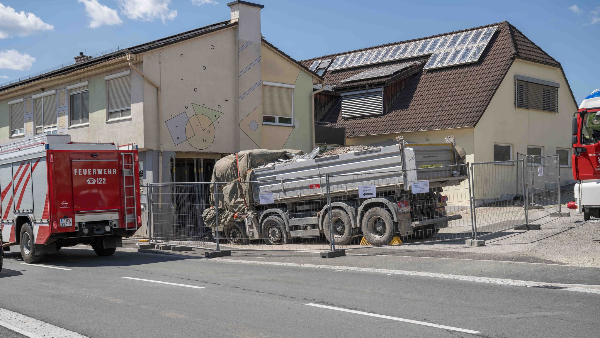 „leicht alkoholisiert“ - lkw in friseurgeschäft gekracht: frau gestorben! 2026 - justiz „leicht alkoholisiert“ - lkw in friseurgeschäft gekracht: frau gestorben! 2026 full eine tote und drei teils schwer verletzte – das ist die schreckliche bilanz, nachdem freitagvormittag ein lkw in ein... Iustitia. Bg „leicht alkoholisiert“ - lkw in friseurgeschäft gekracht: frau gestorben! 2026 2026-07-03 15:09:32 justiz