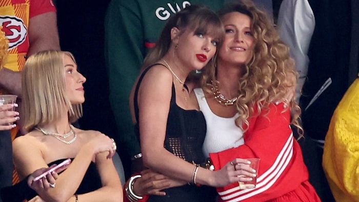 Noch vor zwei Jahren fieberten Taylor Swift und Blake Lively auf der Tribüne bei einem Spiel von ...