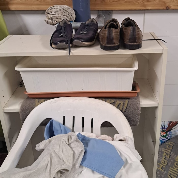 Im gemeinsamen Aufenthaltsraum „haust“ er vor allem Nachts, weil er in der Wohnung keinen Strom ...