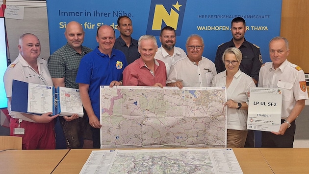 Bezirksfeuerwehrkommandant Michael Litschauer (5. von rechts) freut sich mit vielen anderen über ...