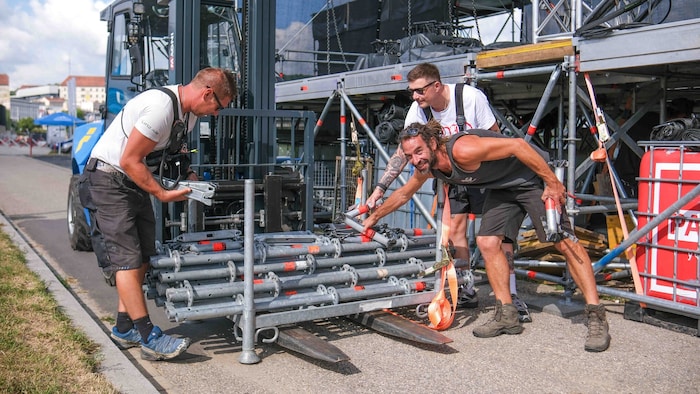 Erfahrene LIVA-Teams bauen die Bühne auf;