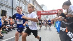 Explosiv starteten die Kinder und Jugendlichen in das zwei Kilometer lange Hindernisrennen.