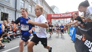 Explosiv starteten die Kinder und Jugendlichen in das zwei Kilometer lange Hindernisrennen.