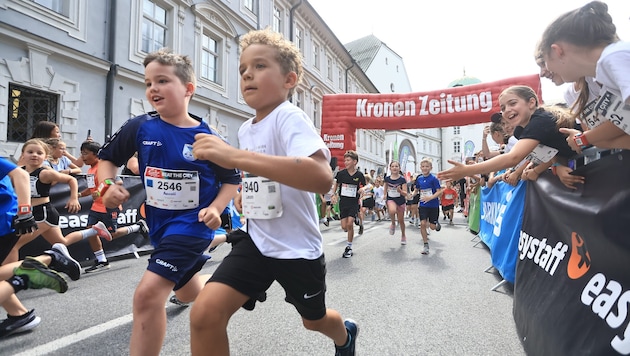 Explosiv starteten die Kinder und Jugendlichen in das zwei Kilometer lange Hindernisrennen.