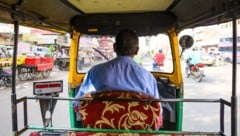Günstige Modelle der in Indien beliebten batteriebetriebenen Tuk-Tuks nutzen Systeme zur ...