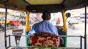 Günstige Modelle der in Indien beliebten batteriebetriebenen Tuk-Tuks nutzen Systeme zur ...