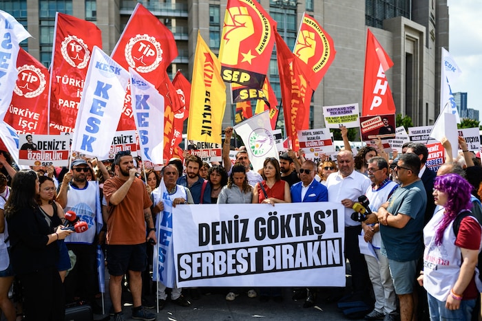 Zahlreiche Menschen protestierten gegen die Festnahme.