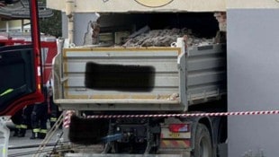 Der Schotter-Lkw wurde von dem Gebäude an der B50 regelrecht verschluckt.