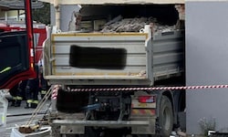 Der Schotter-Lkw wurde von dem Gebäude an der B50 regelrecht verschluckt.