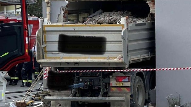 Der Schotter-Lkw wurde von dem Gebäude an der B50 regelrecht verschluckt.