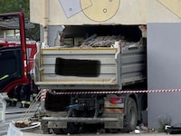 Der Schotter-Lkw wurde von dem Gebäude an der B50 regelrecht verschluckt.