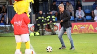 Josef Kuess Landessportdirektor Arno Arthofer muss den Ball finanziell flach halten.