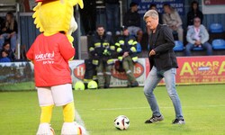 Landessportdirektor Arno Arthofer muss den Ball finanziell flach halten.