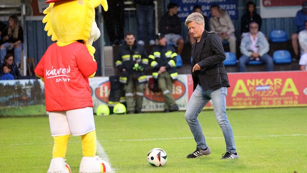Landessportdirektor Arno Arthofer muss den Ball finanziell flach halten.