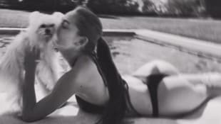Leni Klum räkelt sich im String-Bikini am Pool – und verteilt dabei fleißig Bussis an Mamas ...