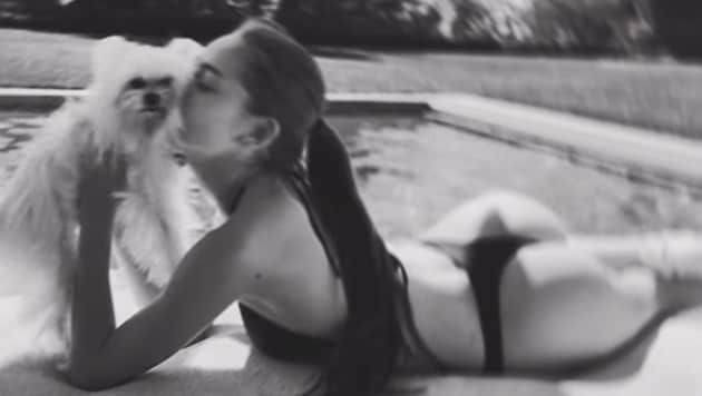 Leni Klum räkelt sich im String-Bikini am Pool – und verteilt dabei fleißig Bussis an Mamas ...