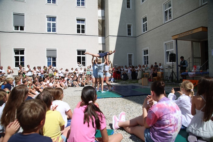 Mit viel Musik, Akrobatik, einer eigenen Ausstellung zu 120 Jahren der Schule und Lebensmitteln ...