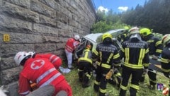 Der Lenker war in seinem Auto eingeklemmt