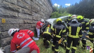 Der Lenker war in seinem Auto eingeklemmt