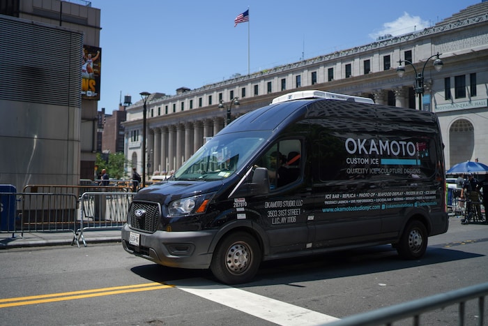Ein Transporter einer Eisskulturen-Firma fuhr am Freitagvormittag vor dem Madison Square Garden ...