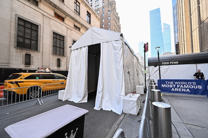 Vor dem Madison Square Garden wurden Zelte aufgestellt, damit Swifts und Kelces Promi-Gäste ...