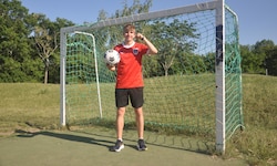 Erik Stefan (15) aus Mödling läuft für jedes WM-Tor einen Kilometer, für die Tore der ...