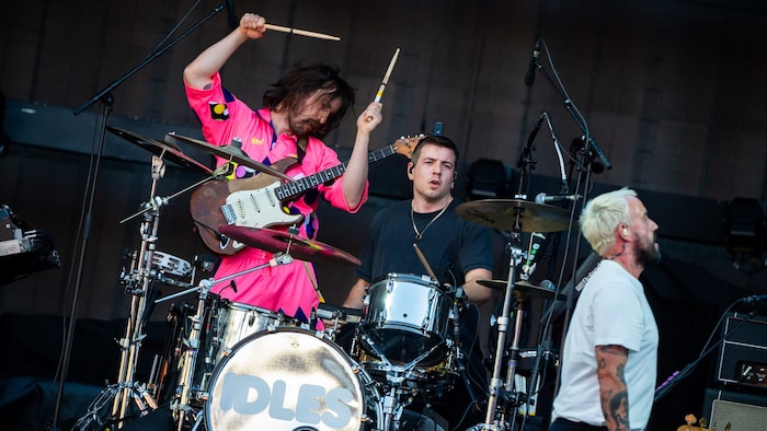 Auf der Bühne der Idles herrscht immer Anarchie. Hier ist Gitarrist Mark Bowen Drummer, Drummer ...