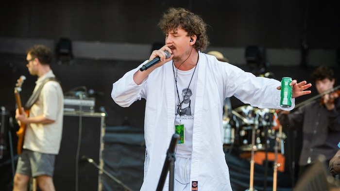 Immer ein steirisches Dosenbier griffbereit: Fat Dog-Frontmann Joe Love hat sich das Publikum ...