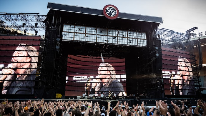 Mit einer fulminanten Bühne und drei übergroßen Videowalls fuhren die Foo Fighters in Wien auf – ...