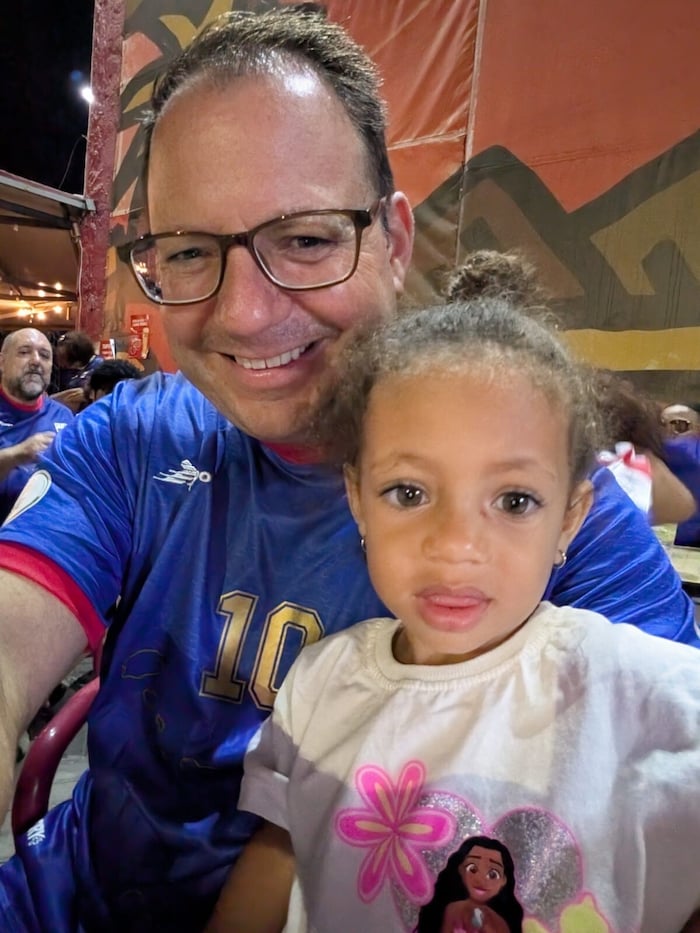 Andreas Schäfer, hier mit seiner Tochter, lebt seit vielen Jahren auf Kap Verde.