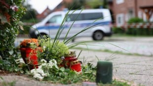Viele Menschen trauern nach der grausamen Bluttat in Stade.