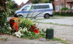 Viele Menschen trauern nach der grausamen Bluttat in Stade.