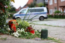Viele Menschen trauern nach der grausamen Bluttat in Stade.